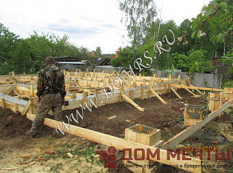 Ленточный фундамент в деревянной опалубке