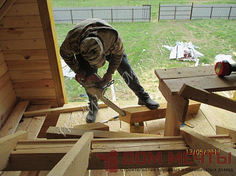 Ровняем срез торца деревянного косяка для панорамного окна