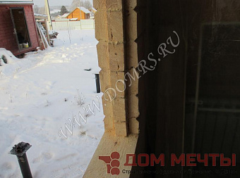Изготовление и вставка деревянной окосячки и обсады окон в коттедже из бруса