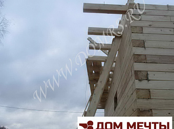 Угол брусового дома и вынос подстропильных балок мансарды
