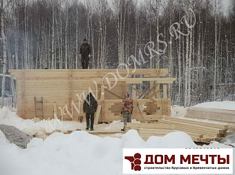 Брусовой сруб бани 5х5 на загородном участке