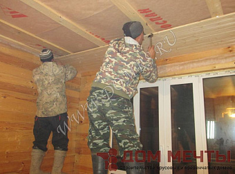 Имитация бруса для потолка в гостинной