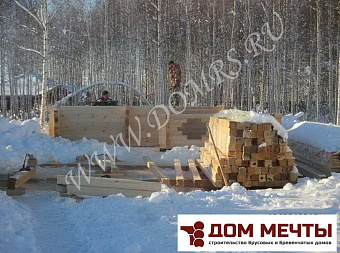 Половина сруба брусовой бани 5х5 собрана на фундамент