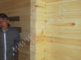 Черновой проем в брусовом коттедже из профилированного бруса